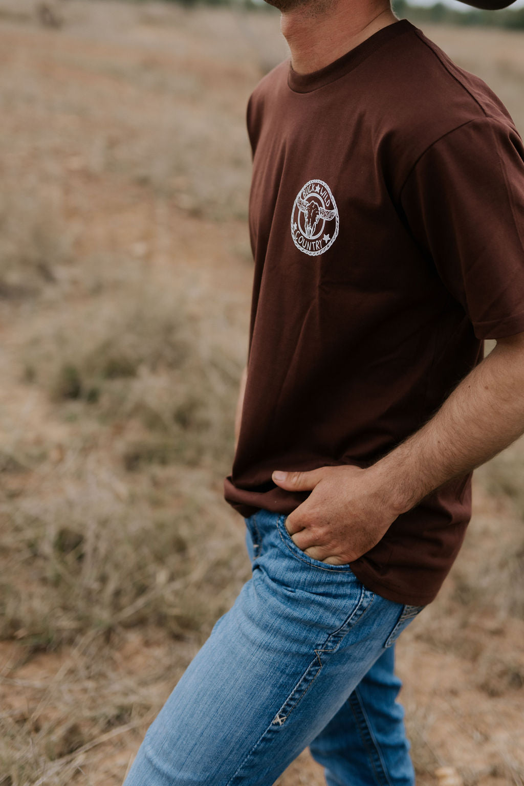 CHESTNUT BUCKLE UP T-SHIRT
