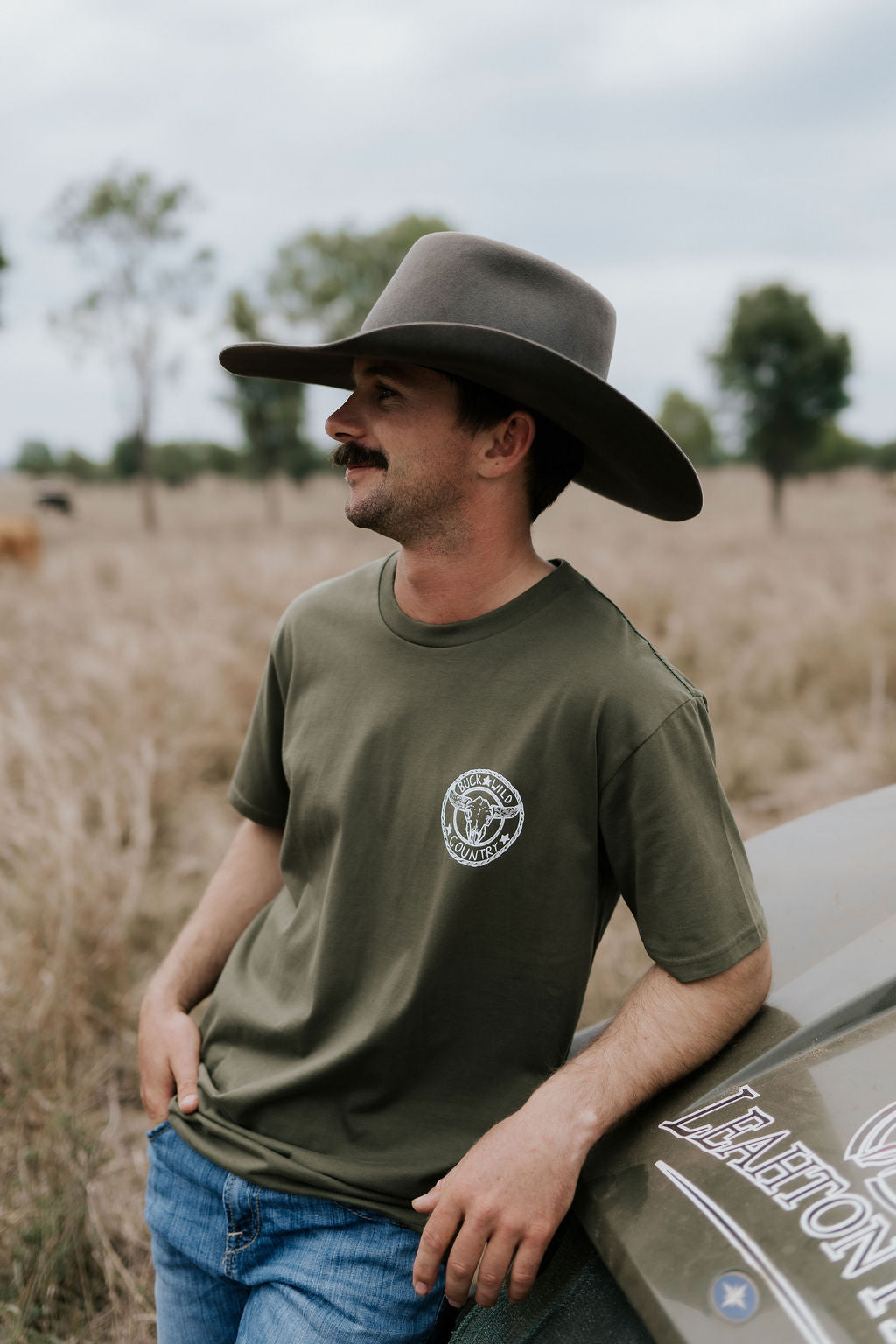 KHAKI BUCKLE UP T-SHIRT