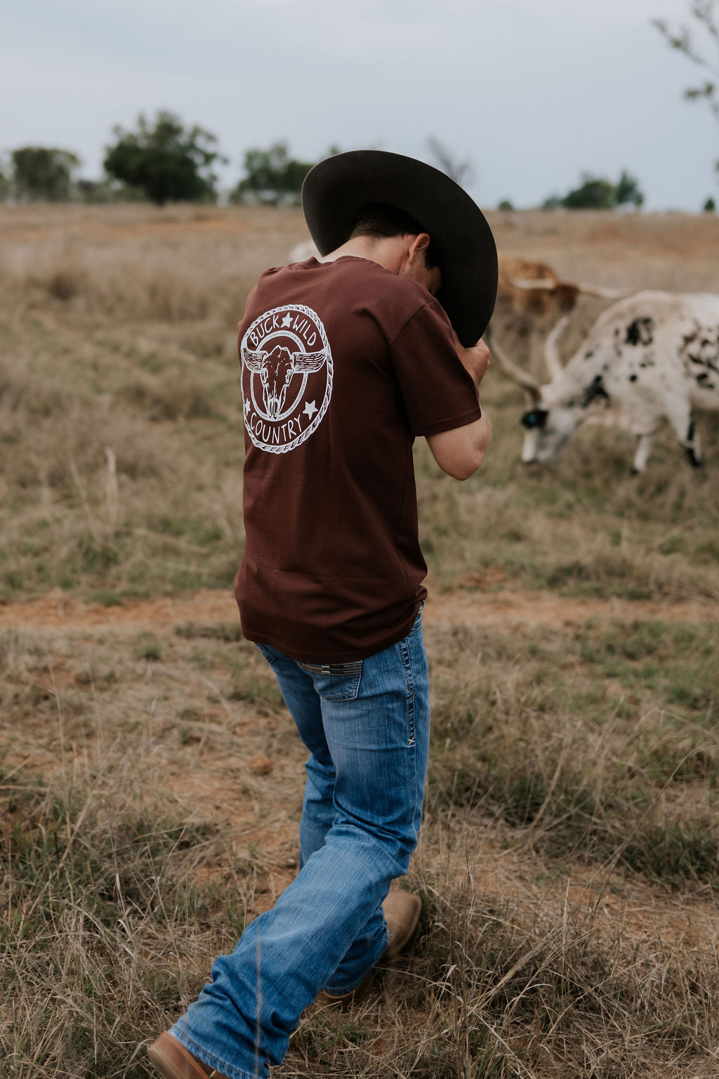 CHESTNUT BUCKLE UP T-SHIRT