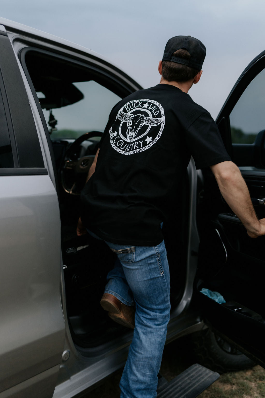 BLACK BUCKLE UP T-SHIRT