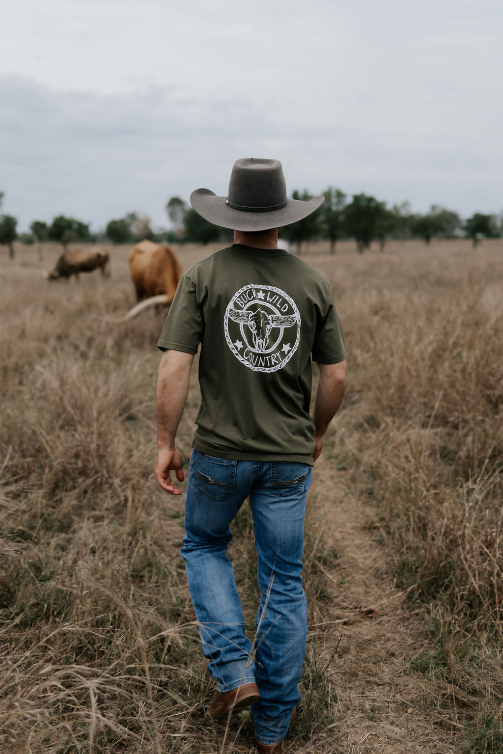 KHAKI BUCKLE UP T-SHIRT