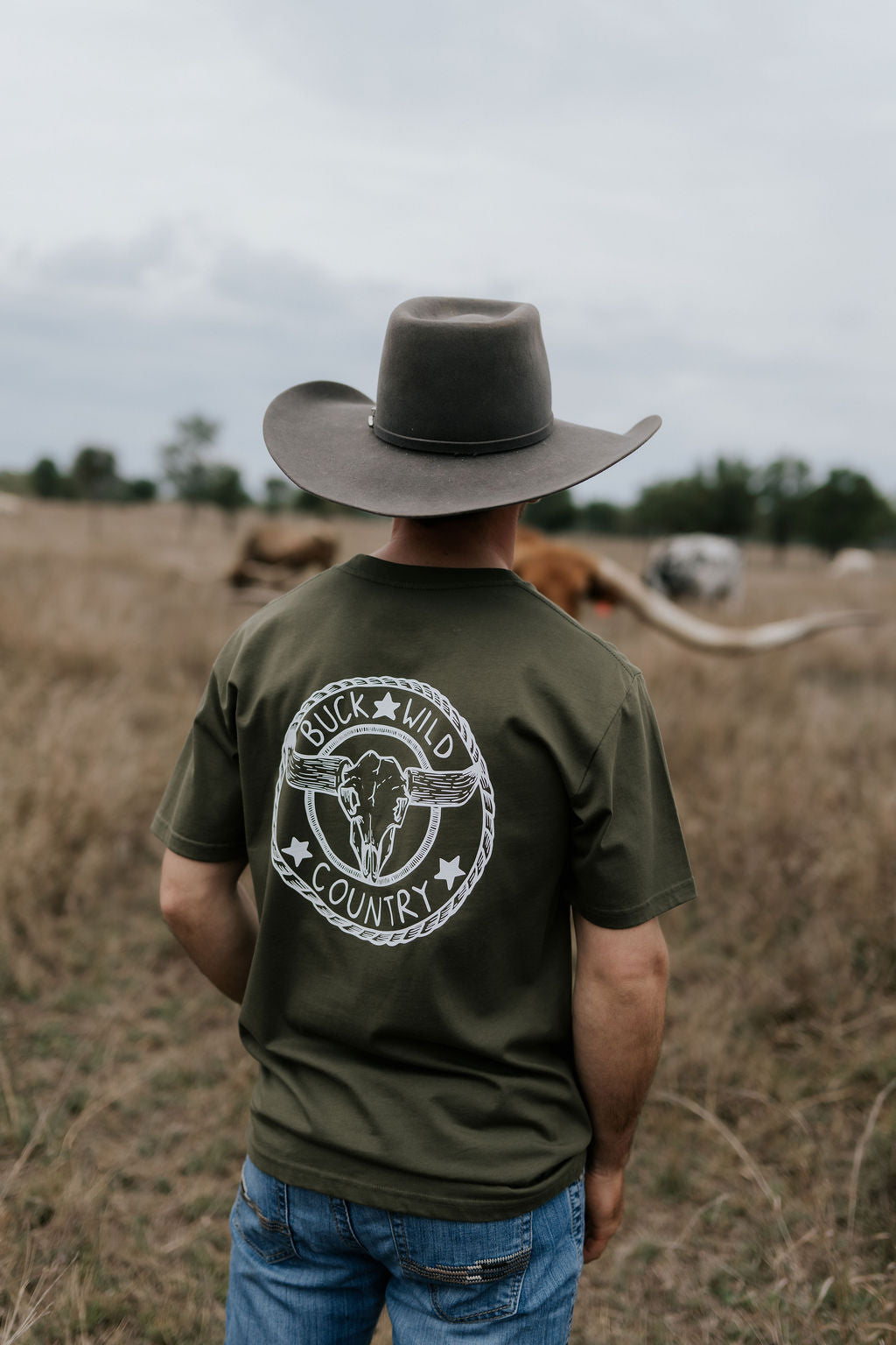 KHAKI BUCKLE UP T-SHIRT