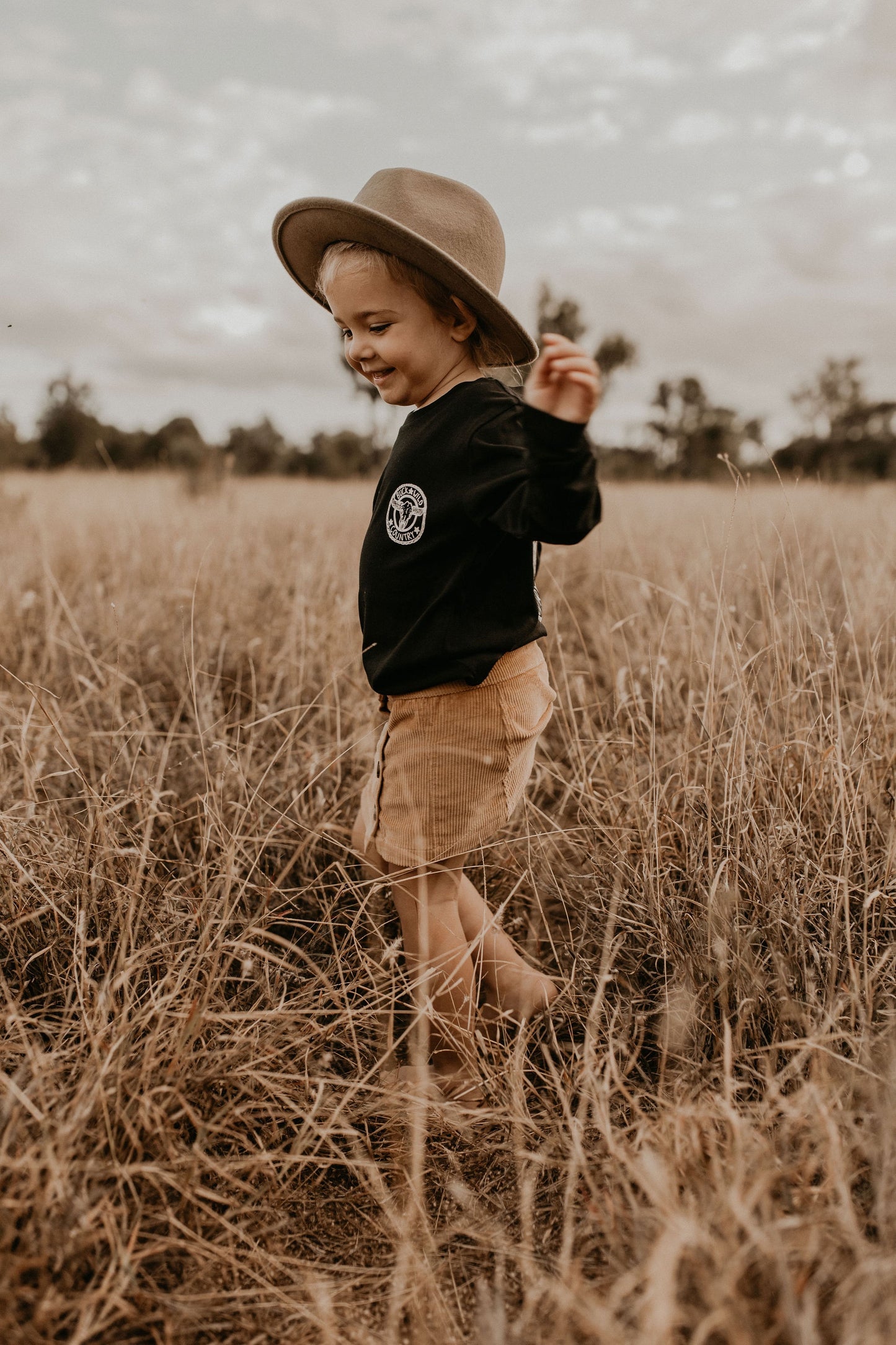 BLACK LONG SLEEVE LITTLE BUCKS TEE